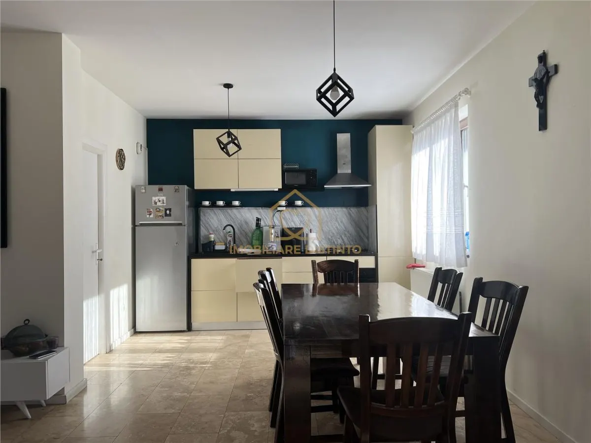 Casa si garaj cu 4 camere - foto 1
