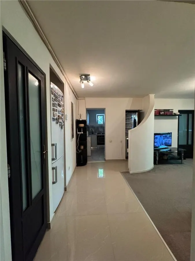 Apartament 3 camere , Semi- Central , Bloc Izolat - foto 8