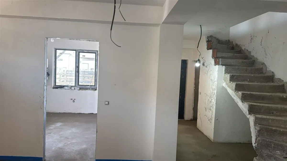 Jumatatea interioara  de duplex de vanzare la pret de apartament! - foto 5