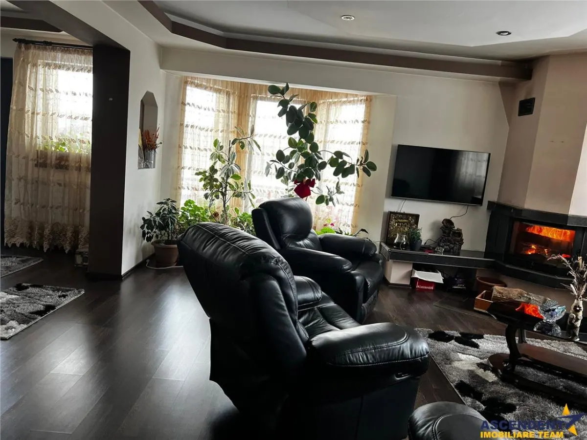 Casa ce imbina eleganta cu functionalitatea, confort pe infrastructura locala - foto 2