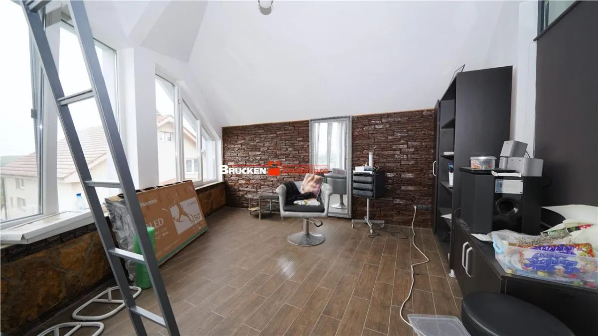 Cladire multifunctionala cu piscina â€“ inchiriere premium in centrul Sanmartinului - foto 11