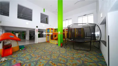 Cladire multifunctionala cu piscina â€“ inchiriere premium in centrul Sanmartinului - foto 3