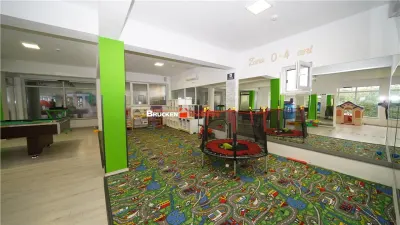 Cladire multifunctionala cu piscina â€“ inchiriere premium in centrul Sanmartinului - foto 4