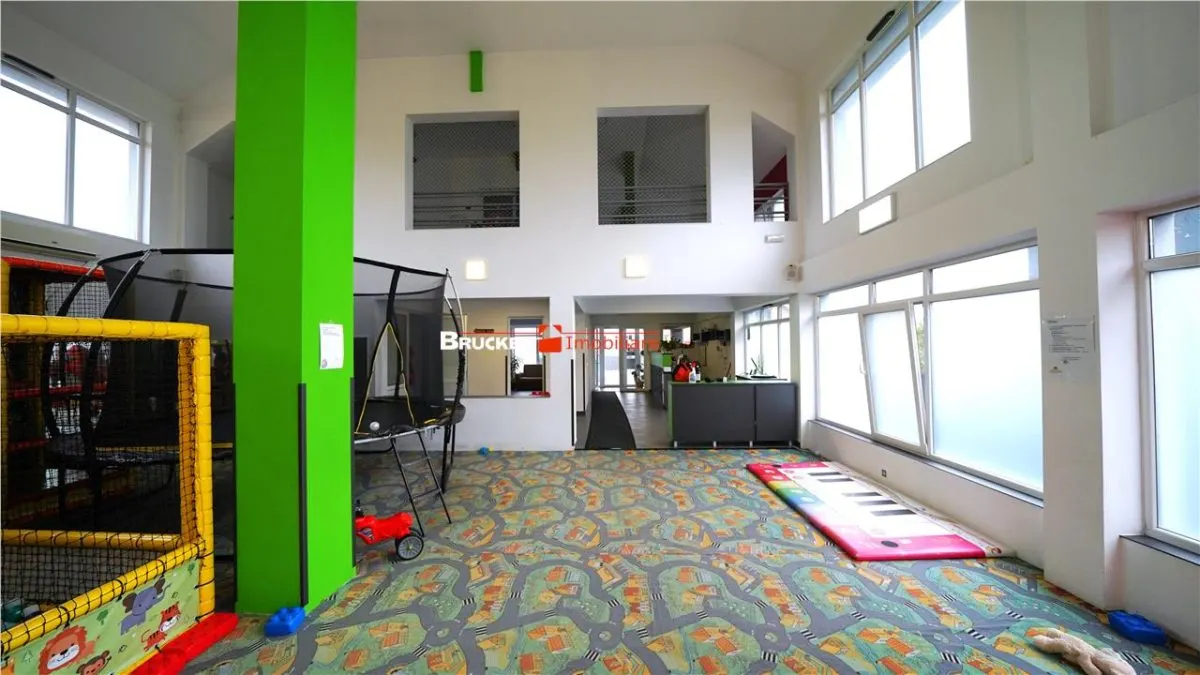 Cladire multifunctionala cu piscina â€“ inchiriere premium in centrul Sanmartinului - foto 8