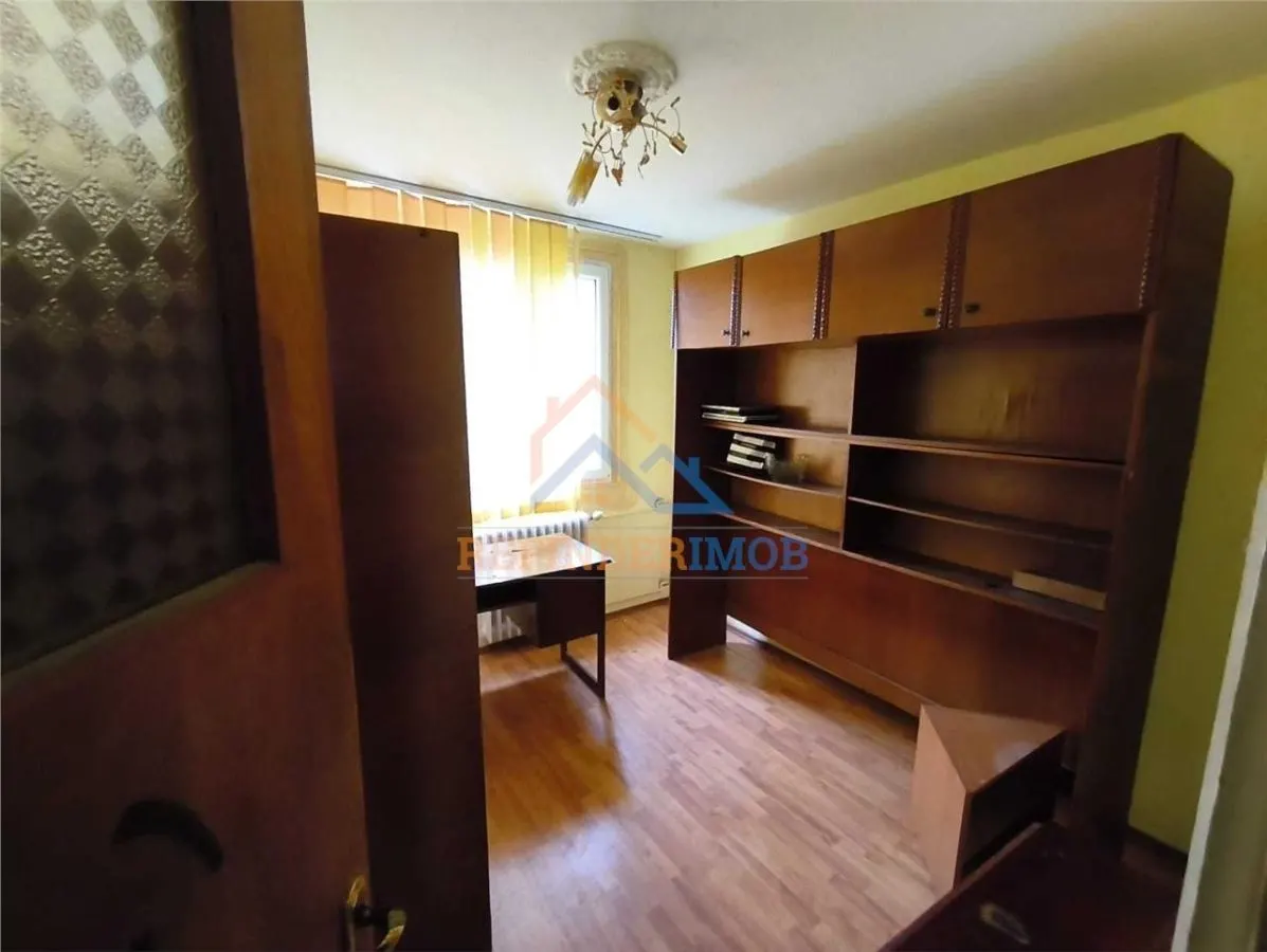 Apartament de vanzare cu 3 camere, zona Trapezului - foto 2
