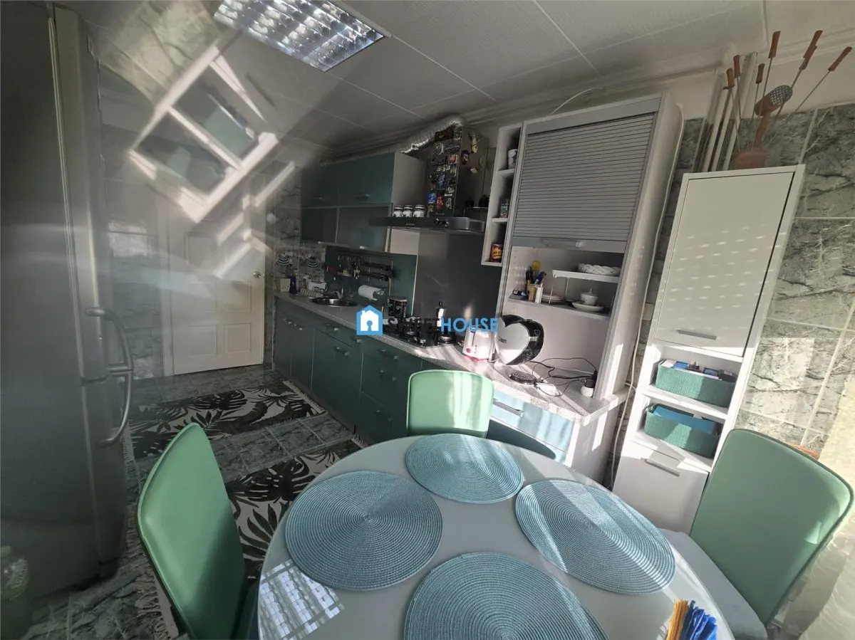 Apartament cu patru camere zona centrala - foto 3