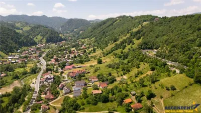 FILM!  2.327 mp teren, documentie de constructie, pozitionare intre case, conditii avantajoase - Moieciu de Jos