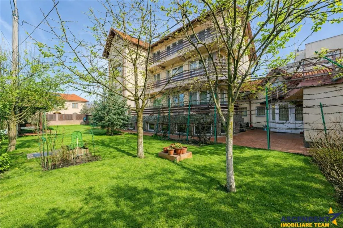 Vila solida Tractorul Coresi, spatii ample, teren 700 mp, garaj 4 masini - foto 2