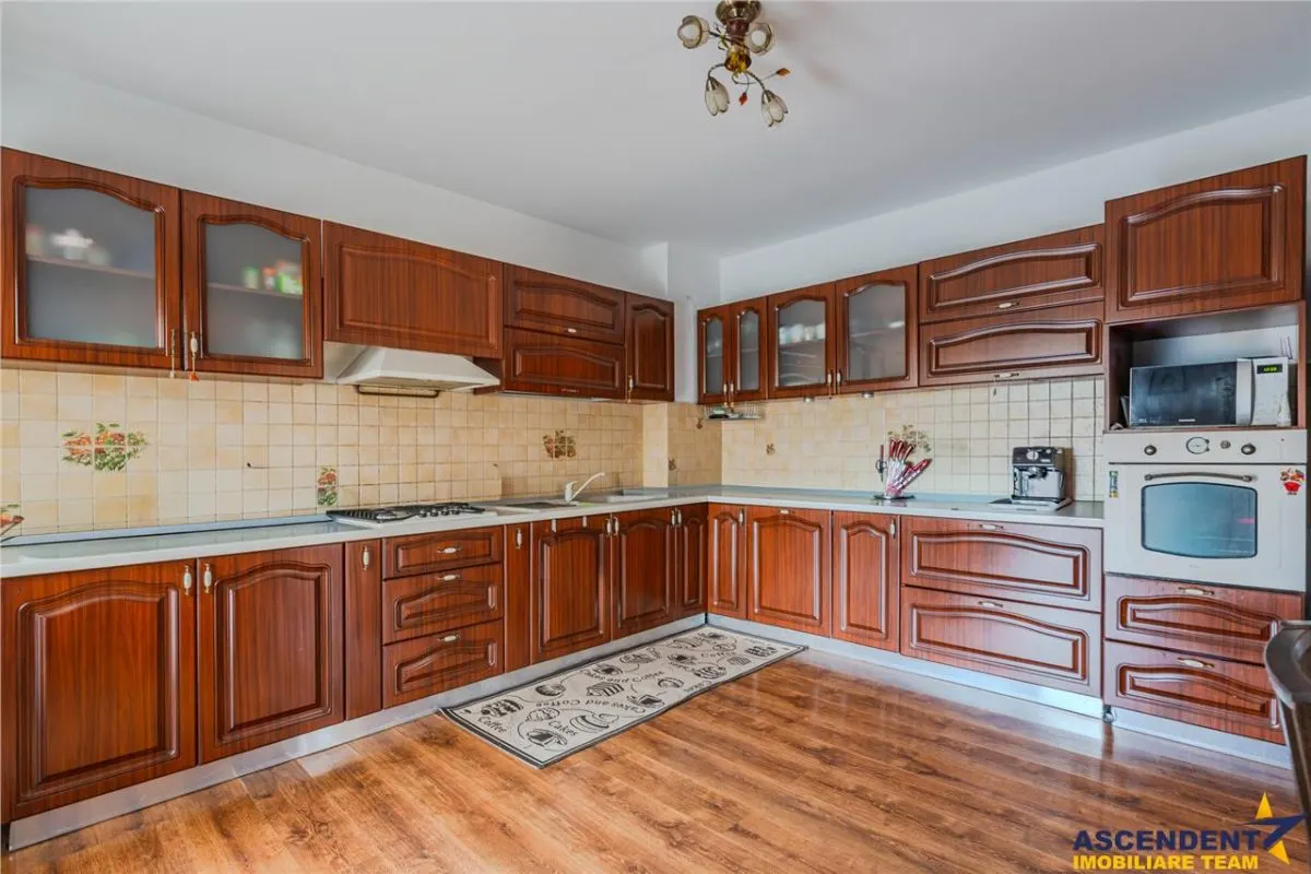 Vila solida Tractorul Coresi, spatii ample, teren 700 mp, garaj 4 masini - foto 16