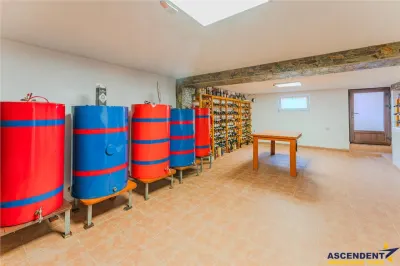 Vila solida Tractorul Coresi, spatii ample, teren 700 mp, garaj 4 masini - foto 24