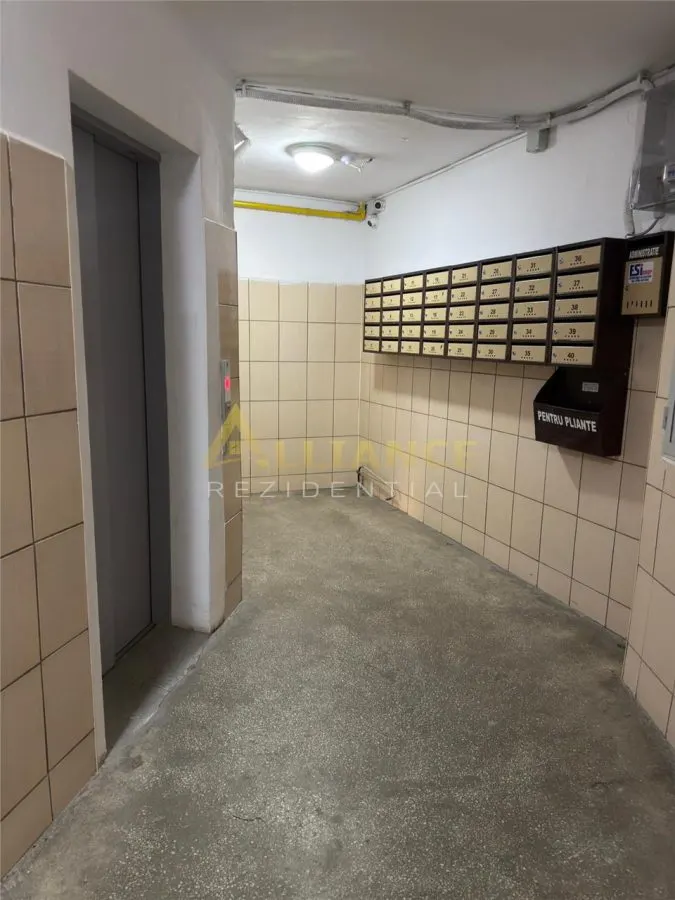 Metrou Aparatorii Patriei 3 cam bloc 1985 et 2 - foto 13