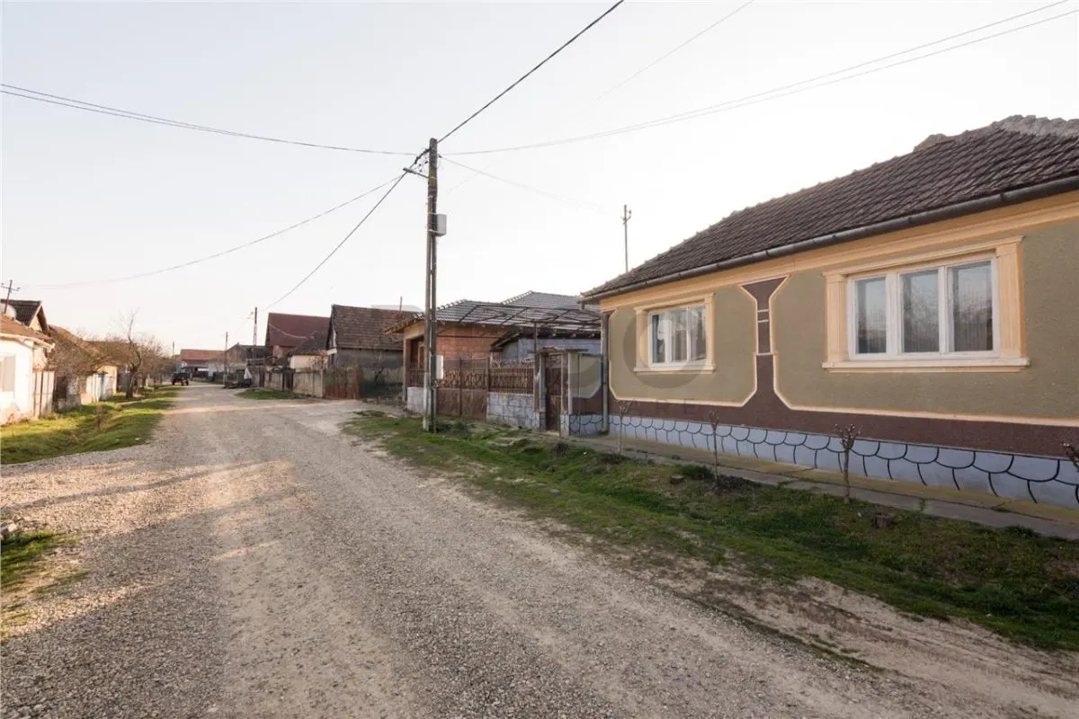 RECO Casa in Sarbi la 27km de Oradea cu dublu front stradal - foto 1