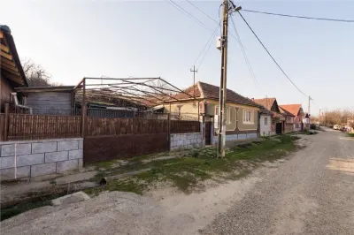 RECO Casa in Sarbi la 27km de Oradea cu dublu front stradal - foto 2
