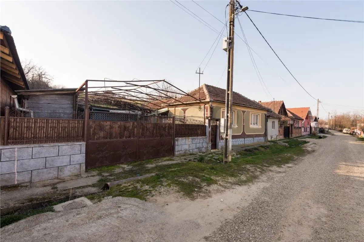 RECO Casa in Sarbi la 27km de Oradea cu dublu front stradal - foto 2