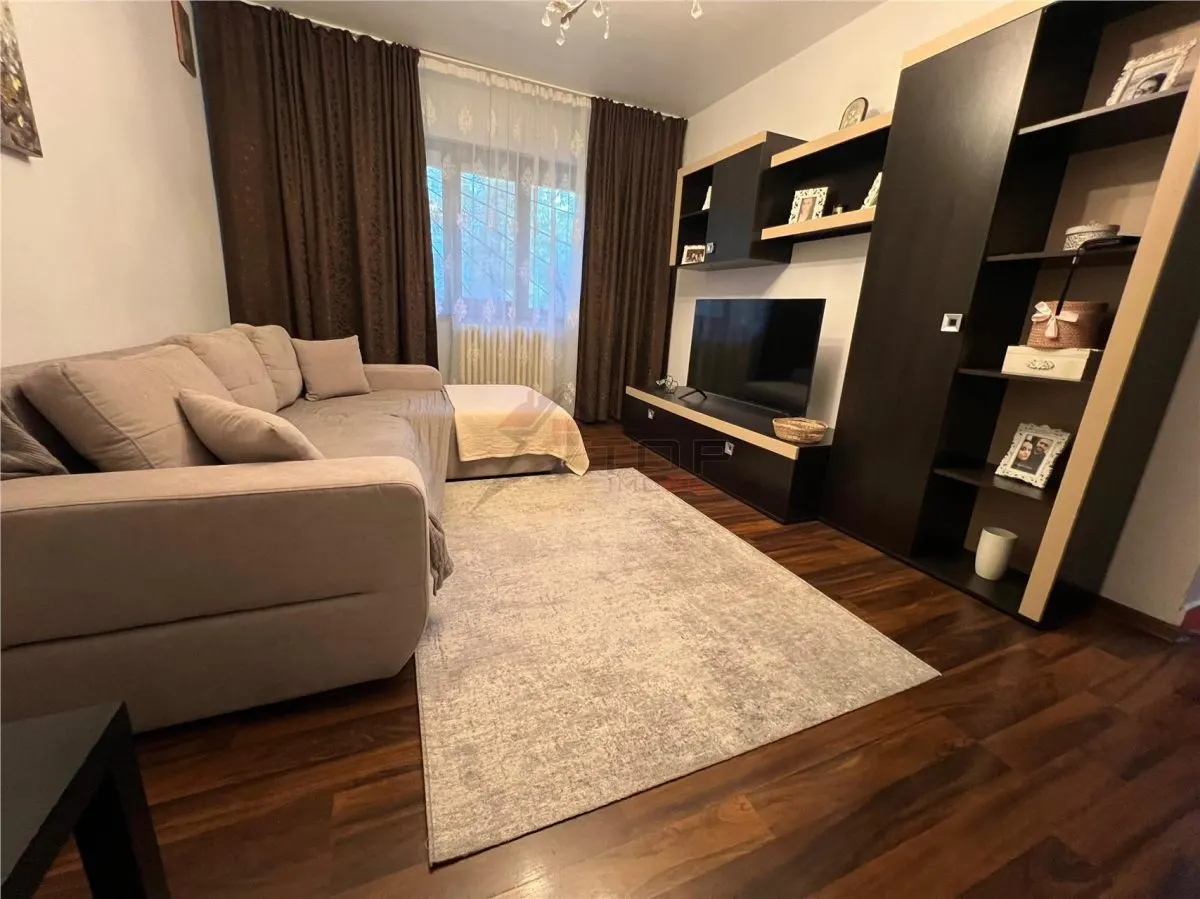 Vanzare apartament cu 3 camere - Podu Ros - foto 1