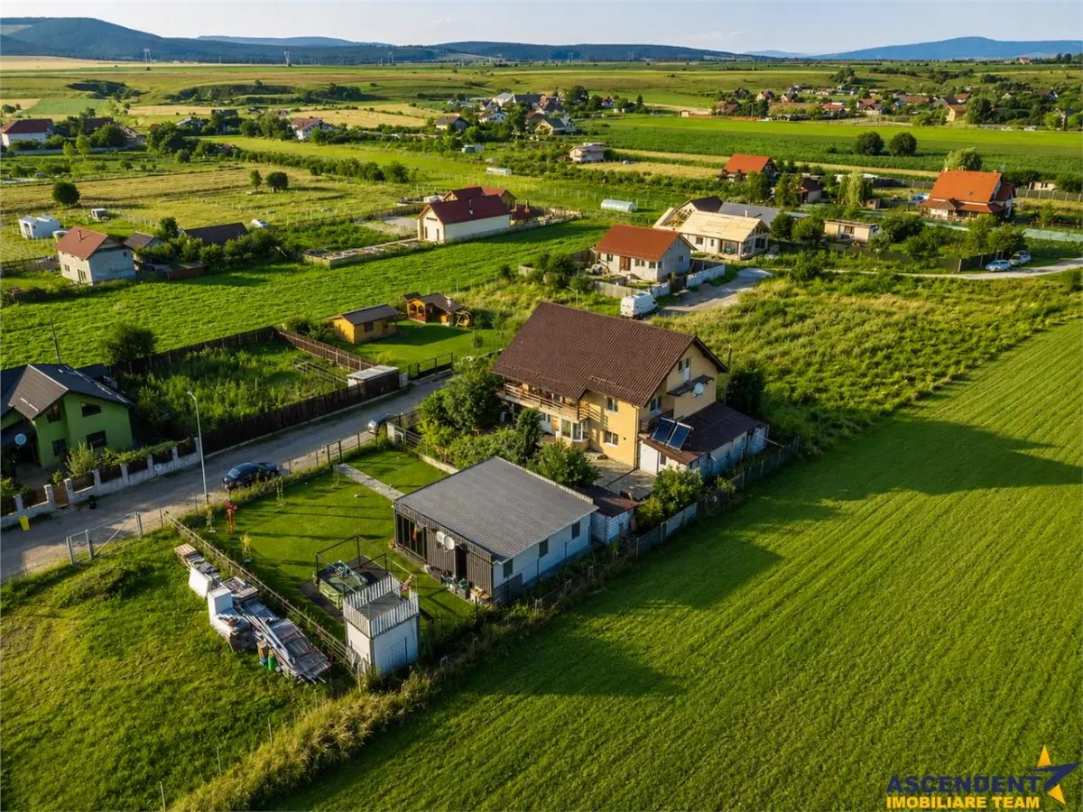 Rezidenta mobilata si echipata, cu lumina naturala, verdeata, vedere munte - foto 4