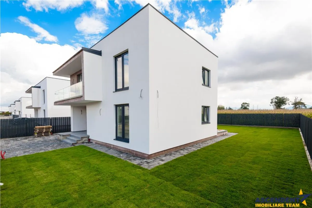 Design minimalist, rafinament maxim â€“ Casa ta moderna in Sanpetru - foto 11