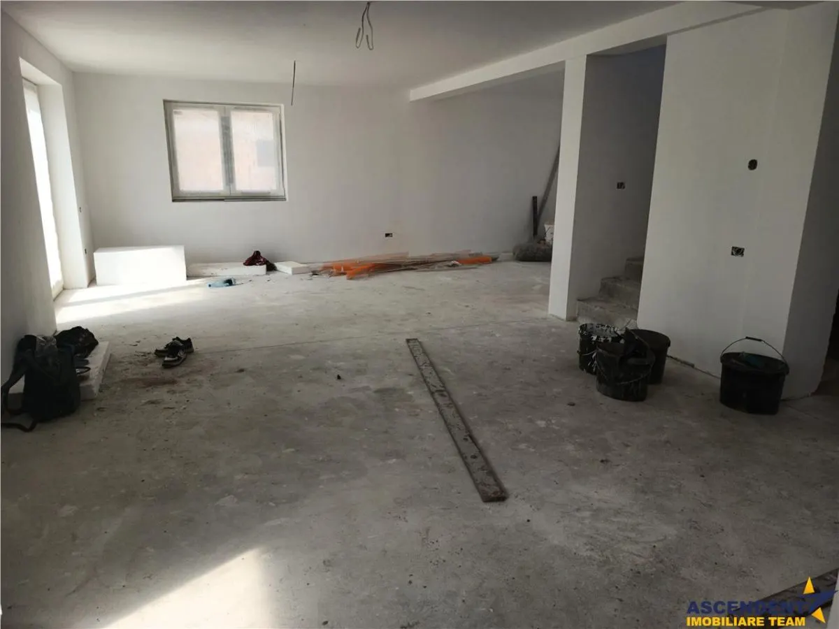 Design minimalist, rafinament maxim â€“ Casa ta moderna in Sanpetru - foto 12