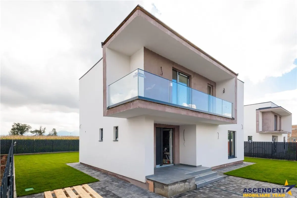 Design minimalist, rafinament maxim â€“ Casa ta moderna in Sanpetru - foto 3