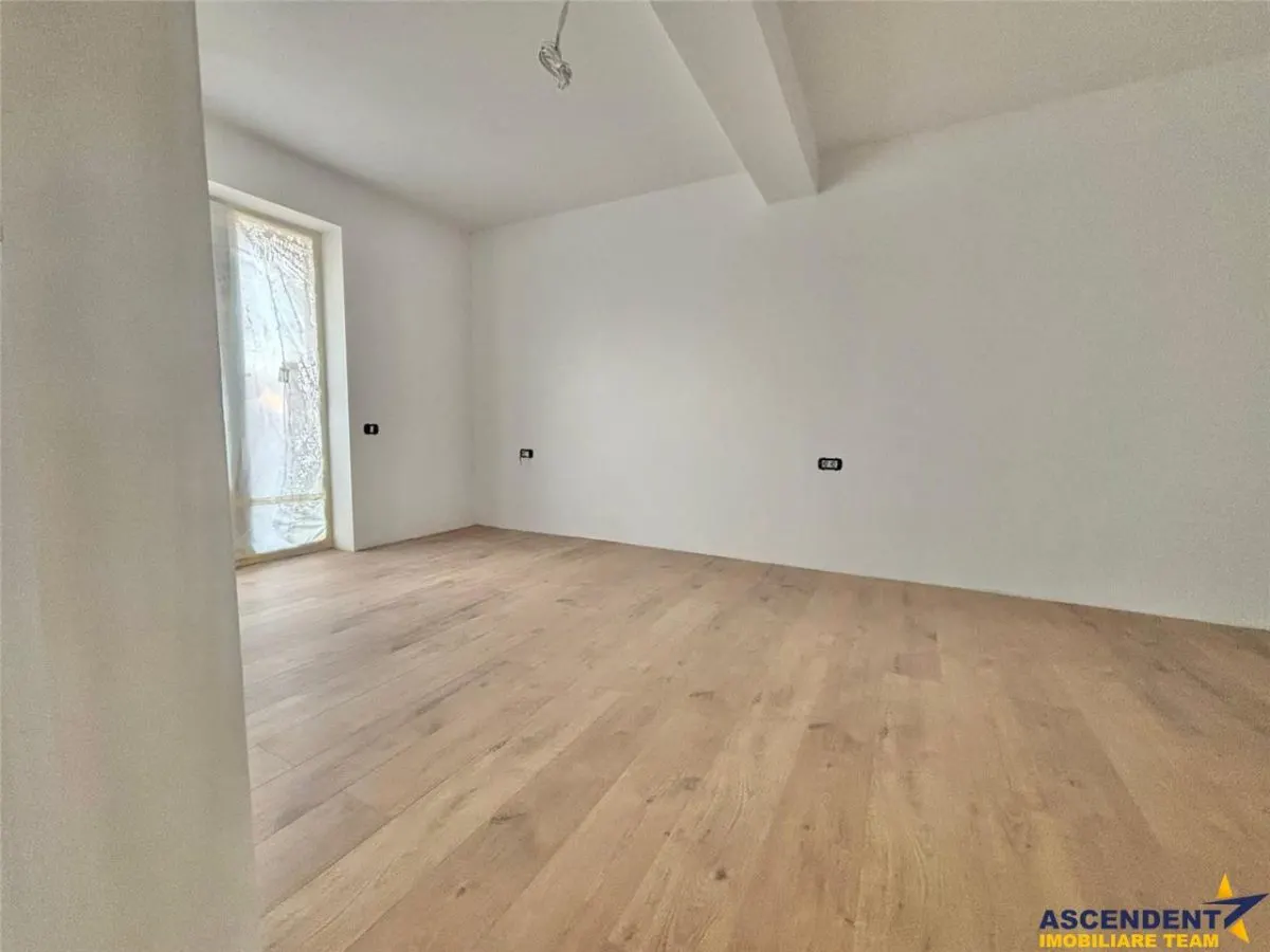 Design minimalist, rafinament maxim â€“ Casa ta moderna in Sanpetru - foto 6