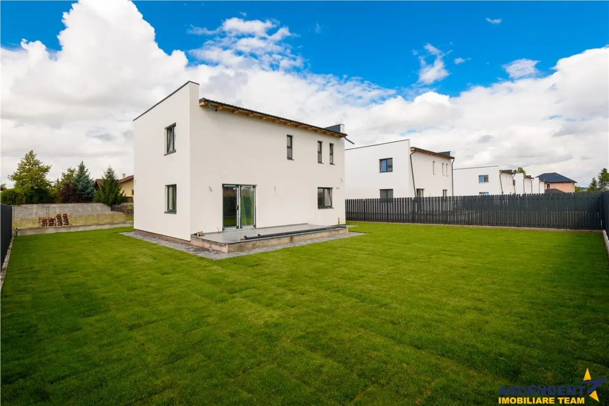 Design minimalist, rafinament maxim â€“ Casa ta moderna in Sanpetru - foto 7