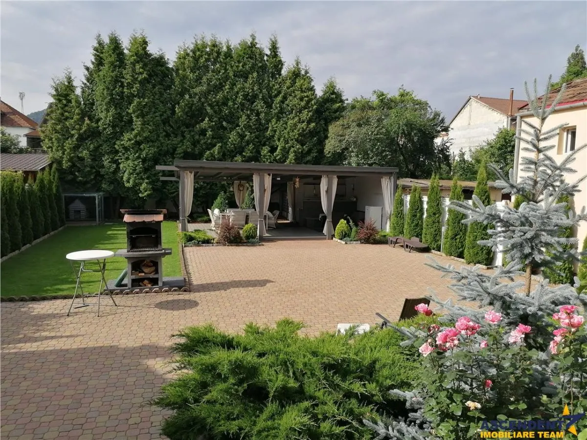 Proprietate deosebita, pe 4 camere, 140 mp, curte amenajata, Central, Brasov - foto 1