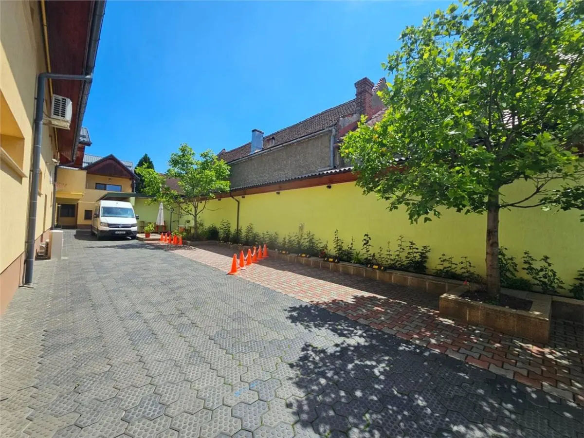 Spatiu Comercial + Casa rezidentiala +curte privata - foto 2