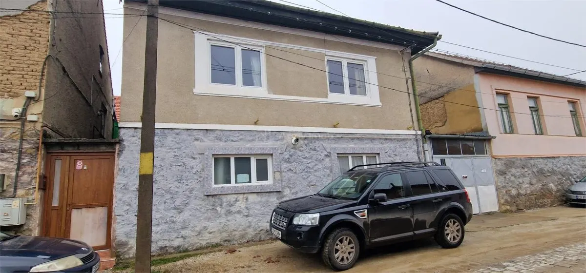 Resita Casa la Pret de Apartament, Parter/Etaj1/Pod, Zona Muncitoresc - foto 1